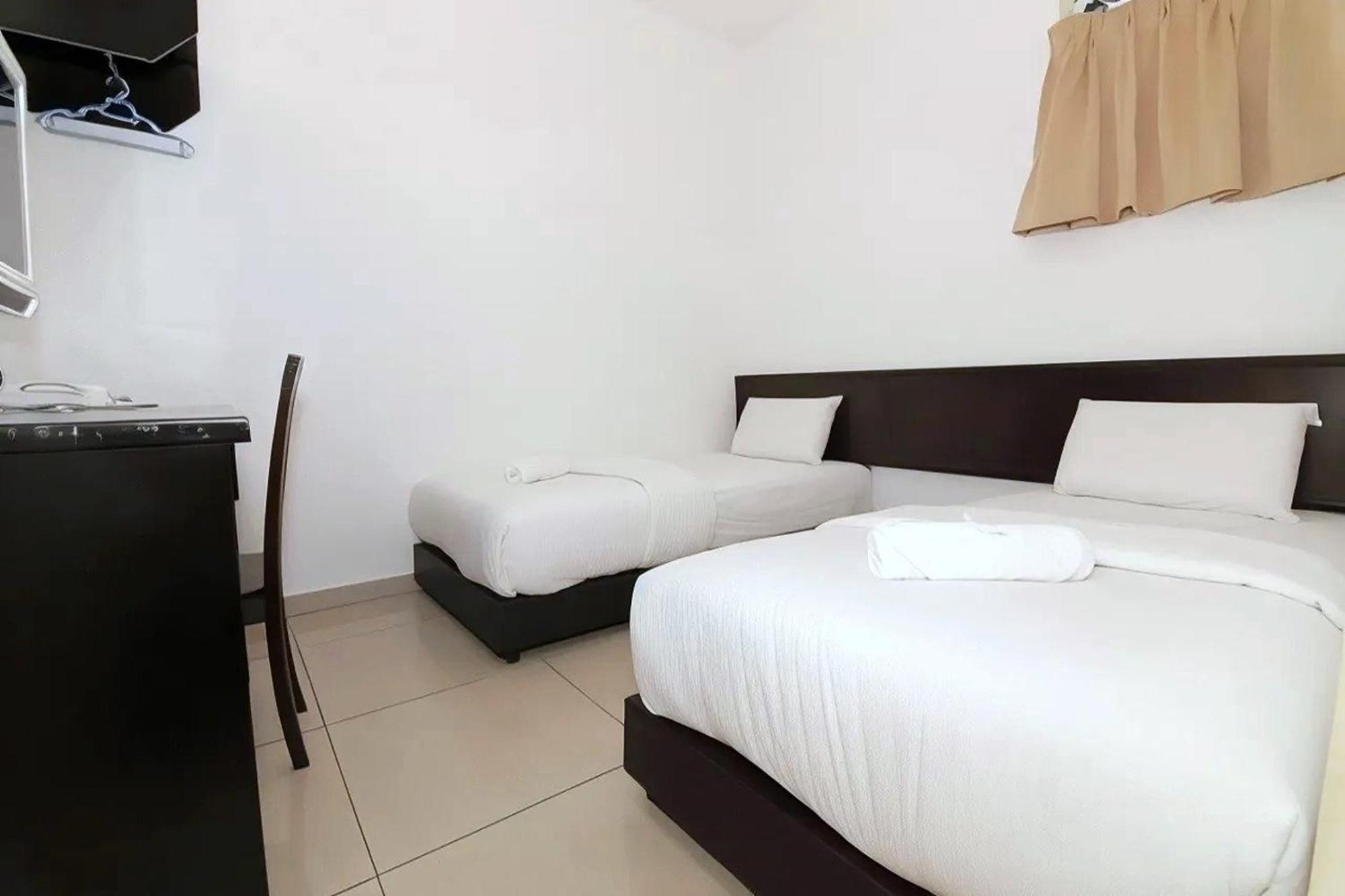 Hotel Alam Indi Джохор Бахру Екстериор снимка