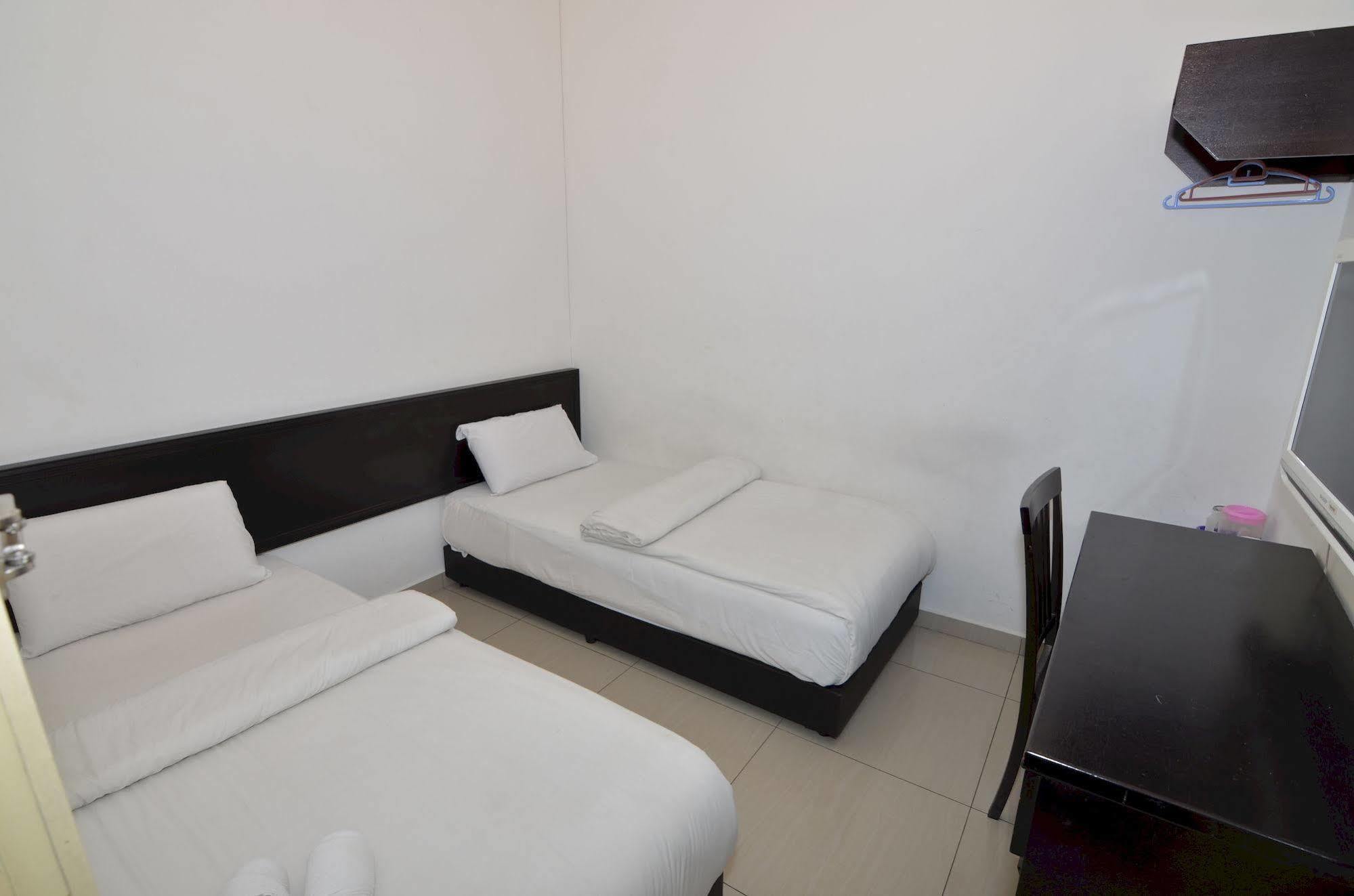 Hotel Alam Indi Джохор Бахру Екстериор снимка